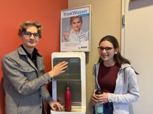 Lena Stutz und Noah Bigalski vom Gymnasiums Ulricianum am Trinkwasserspender