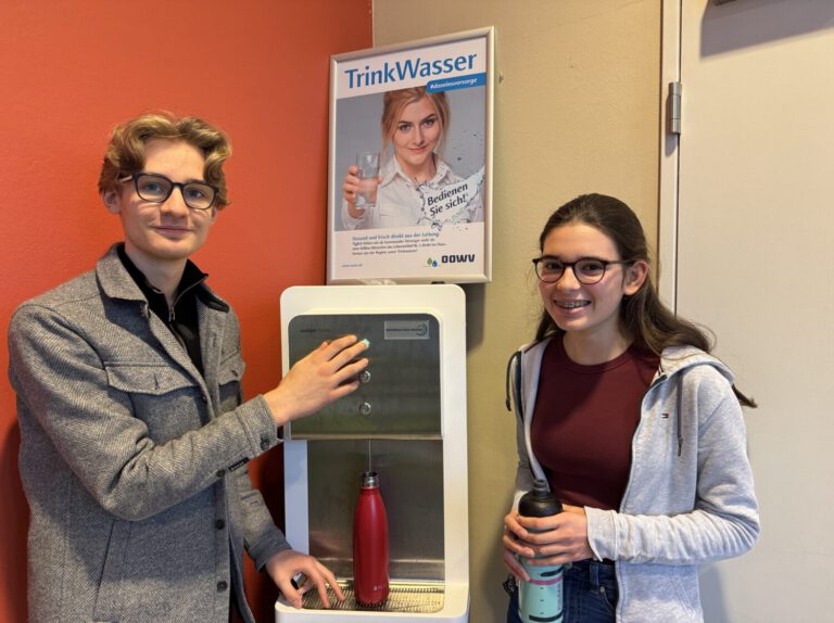 Lena Stutz und Noah Bigalski vom Gymnasiums Ulricianum am Trinkwasserspender