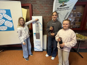 Trinkwasserspender-IGS-Ihlow - Schüler vor Blubb-Blubb - Niedersachsen Wasser