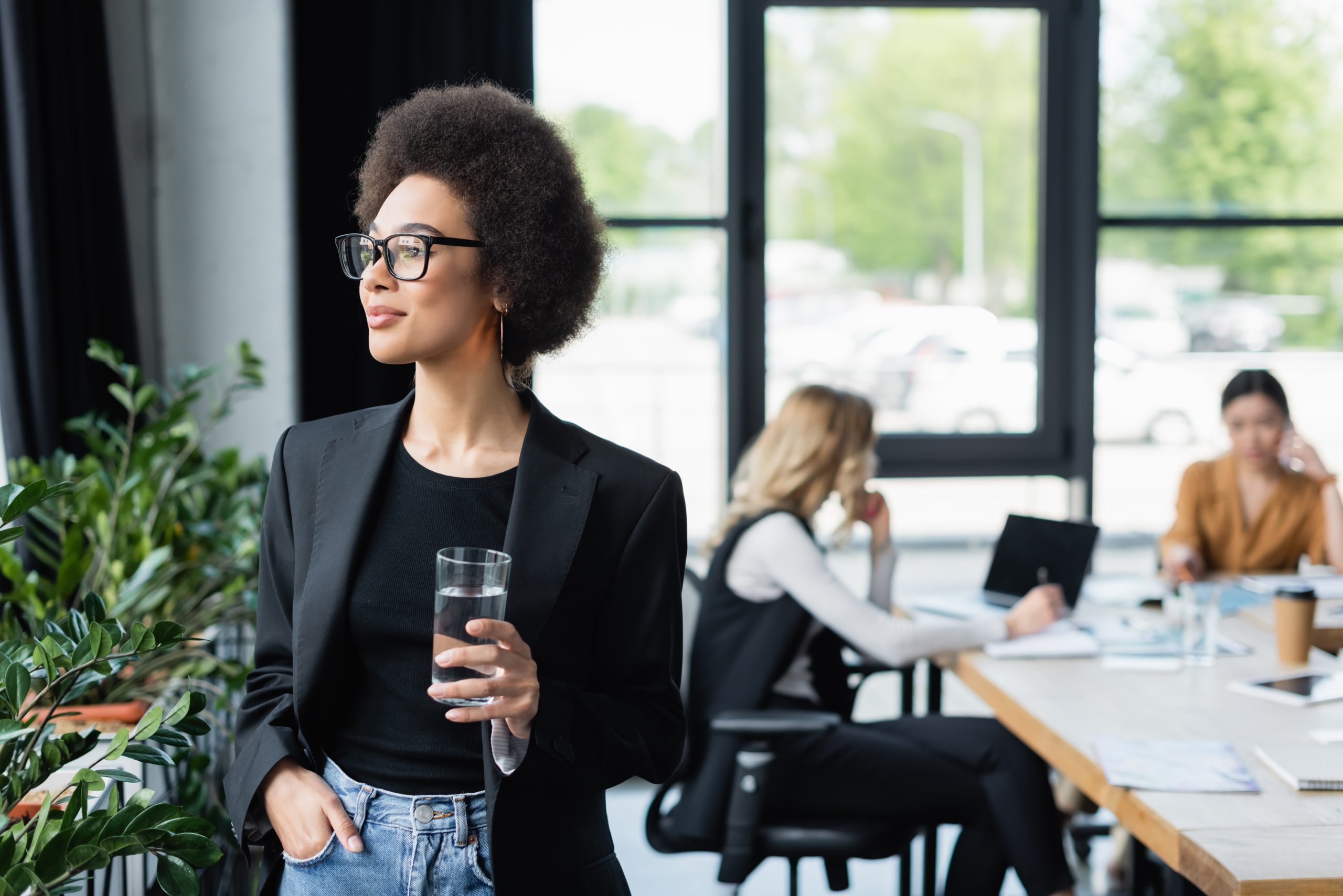 Trinkwasserspender 4 Frau mit Wasserglas in Büro