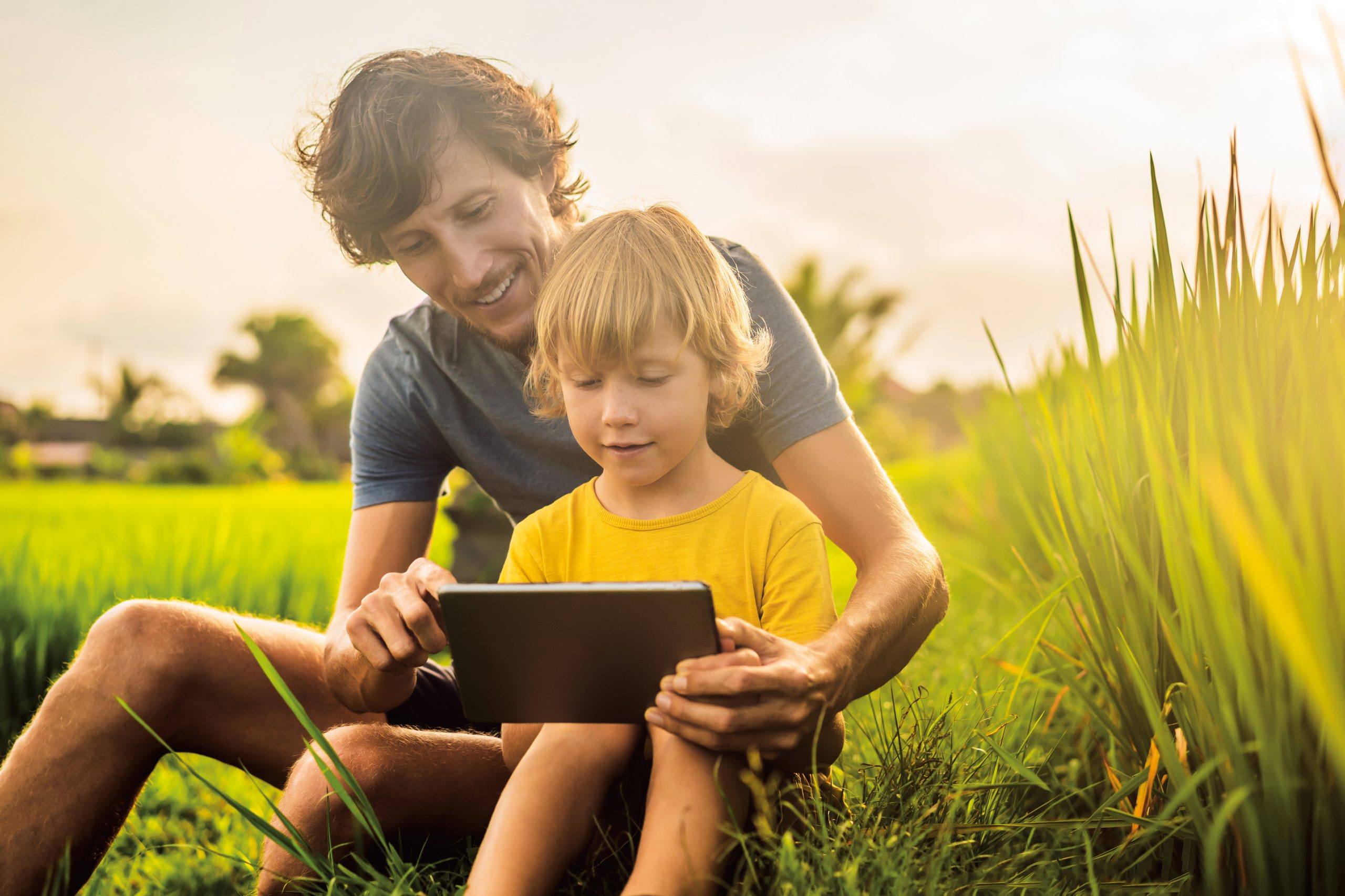 Leistung Einfach Heimat 3 Mann mit Kind und Tablet