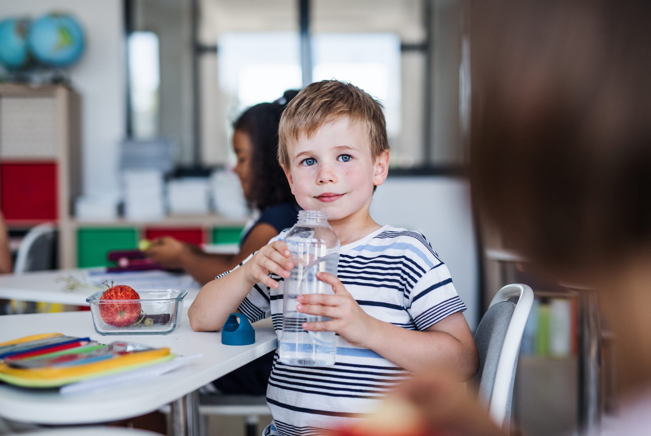 Kind mit Wasserflasche