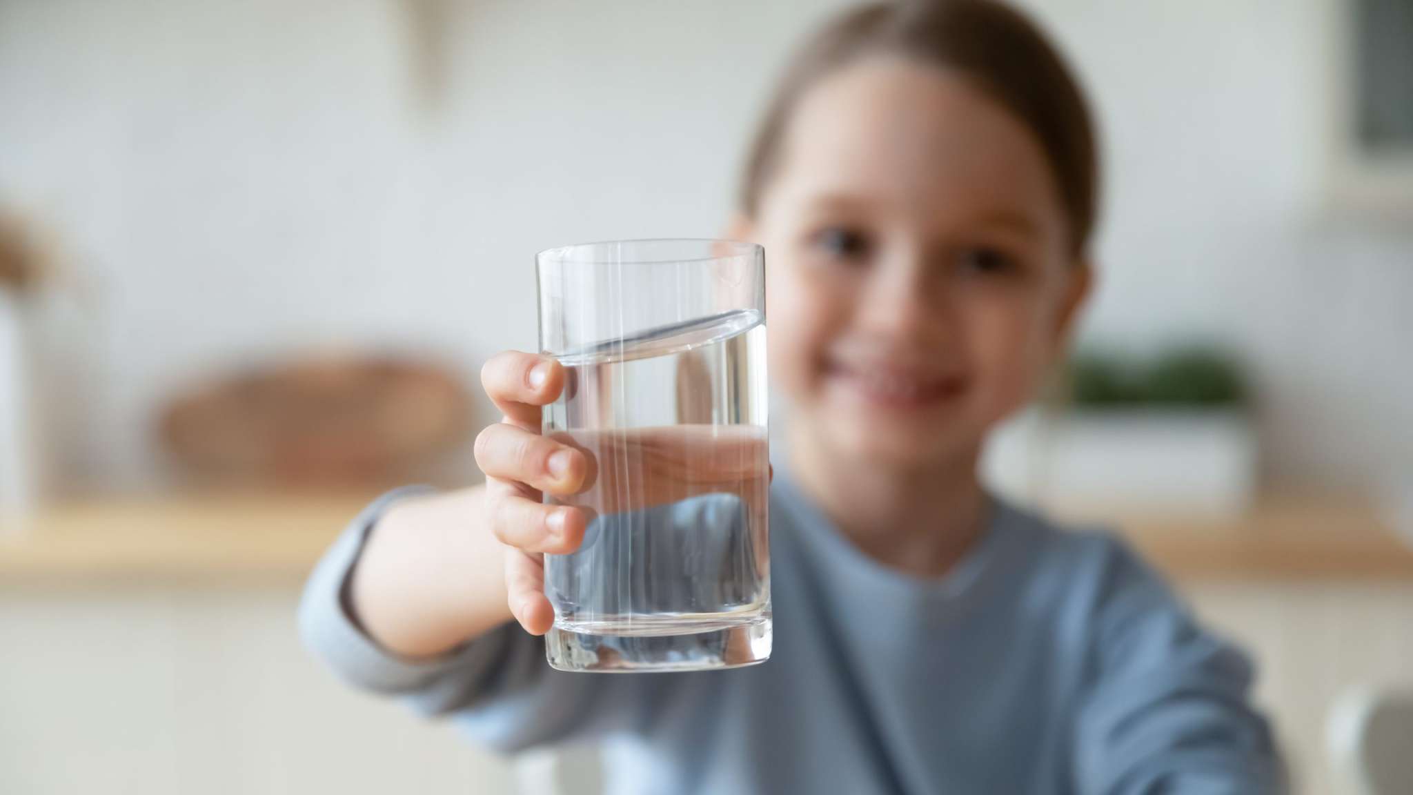 Kind mit einem Wasserglas