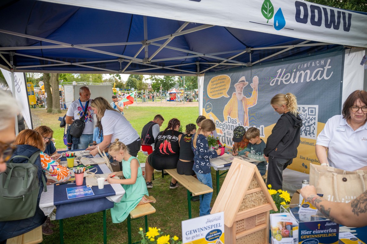 Familientag in Bösel - „einfach Heimat" und Trinkwasser-Oase mittendrin 5 Bild - Aktion einfach Heimat-Beutel bemalen - oldenburger-muensterland.de